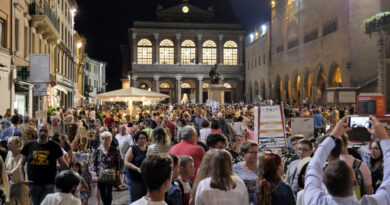Rimini Shopping Night, gran finale questa sera con musei aperti, musica, cinema e mercatini