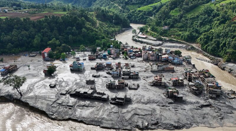 Nepal, il crollo di un ghiacciaio alla base dell’alluvione lampo: 362 morti e 1.400 dispersi