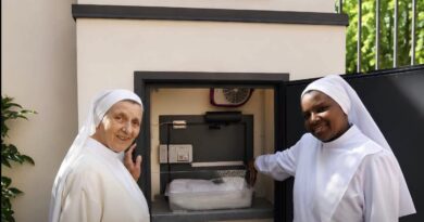 Trovata una neonata nella Culla per la Vita a Bologna, le suore: “L’abbiamo coccolata”