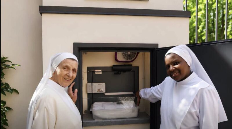 Trovata una neonata nella Culla per la Vita a Bologna, le suore: “L’abbiamo coccolata”