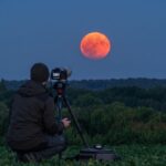 Eclissi di Luna show nei cieli italiani. In tanti col naso all’insù per vedere la Luna rossa dello Storione che si nasconde all’alba