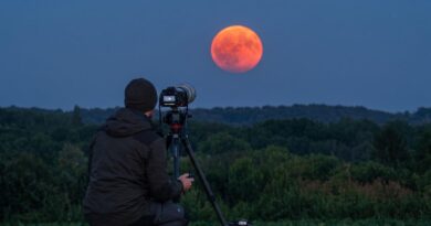 Eclissi di Luna show nei cieli italiani. In tanti col naso all’insù per vedere la Luna rossa dello Storione che si nasconde all’alba