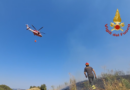 Vasto incendio nel Forlivese, canadair preleva l’acqua da Cesenatico