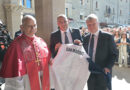 Papa Leone XIV riceve la divisa del San Marino Team