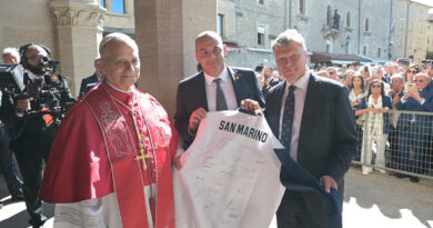 Papa Leone XIV riceve la divisa del San Marino Team