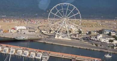 Gli albergatori di Rimini denunciano due influencer: “Reels e foto false per screditare la Riviera”