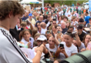 San Marino. Kimi Antonelli a Sport in fiera. Ragazzini in delirio per il giovanissimo campione della Formula 1