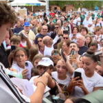 San Marino. Kimi Antonelli a Sport in fiera. Ragazzini in delirio per il giovanissimo campione della Formula 1