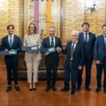 San Marino. Presentato alla Reggenza il foglietto celebrativo dedicato alle scuole firmate dall’Ingegner Rossini