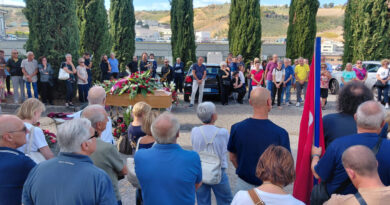 San Marino. Il sindacato ha reso l’ultimo saluto a Marino Bartolini con l’Internazionale, bandiera rossa, Bella Ciao e una folla commossa