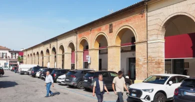 Santarcangelo. Via libera all’imposta di soggiorno e ai tagli sugli stalli blu: sosta a pagamento fino alle 20 e ticket giornaliero dimezzato