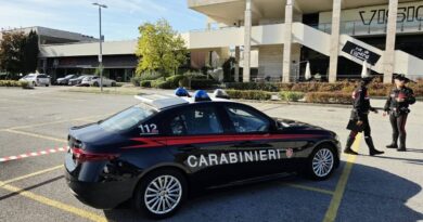 Ritrovato cadavere nel parcheggio della discoteca, oltre il confine di Gualdicciolo. Indagini serrate dei carabinieri. Il corpo trovato vicino ad un’altra auto, con vistosa ferita al volto