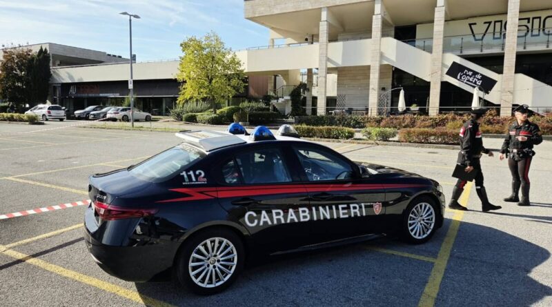 Ritrovato cadavere nel parcheggio della discoteca, oltre il confine di Gualdicciolo. Indagini serrate dei carabinieri. Il corpo trovato vicino ad un’altra auto, con vistosa ferita al volto