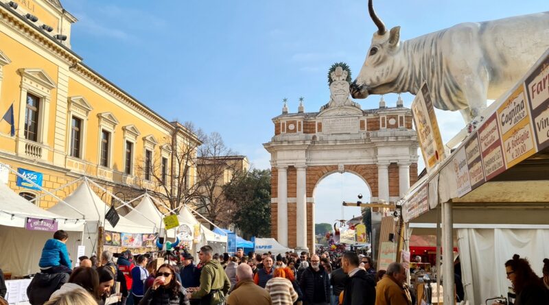 Santarcangelo. Alla prossima Fiera di San Martino arrivano le tombole “dei cornuti” e gli stand rossi per le tipicità