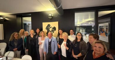 Arte e solidarietà in casa del Soroptimist San Marino: consegnata al dottor Pietro Guerrato l’opera “GAIA” di Laura Mirce