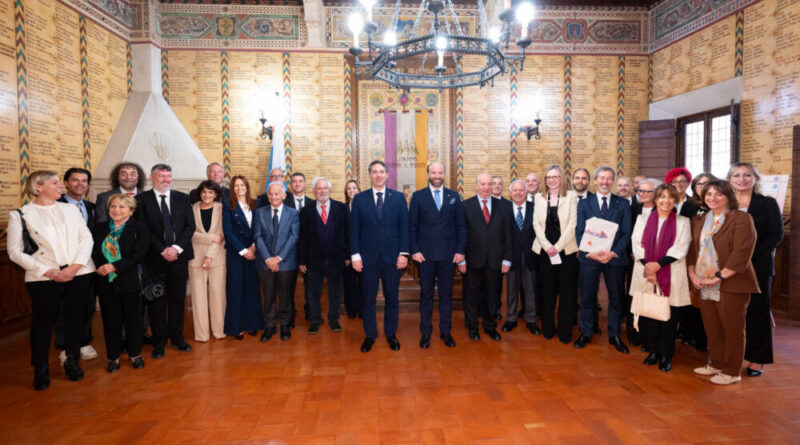 San Marino. Cinquant’anni di cooperazione, persone e comunità. Titancoop ha presentato ai  Capitani Reggenti il volume “Oltre la Spesa” e il francobollo celebrativo