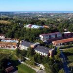 ECAD, Incontro internazionale di alto livello sulla prevenzione e il recupero dalle dipendenze. L’evento in programma a Sanpa vedrà la presenza di Meloni, Tajani e forse Macron